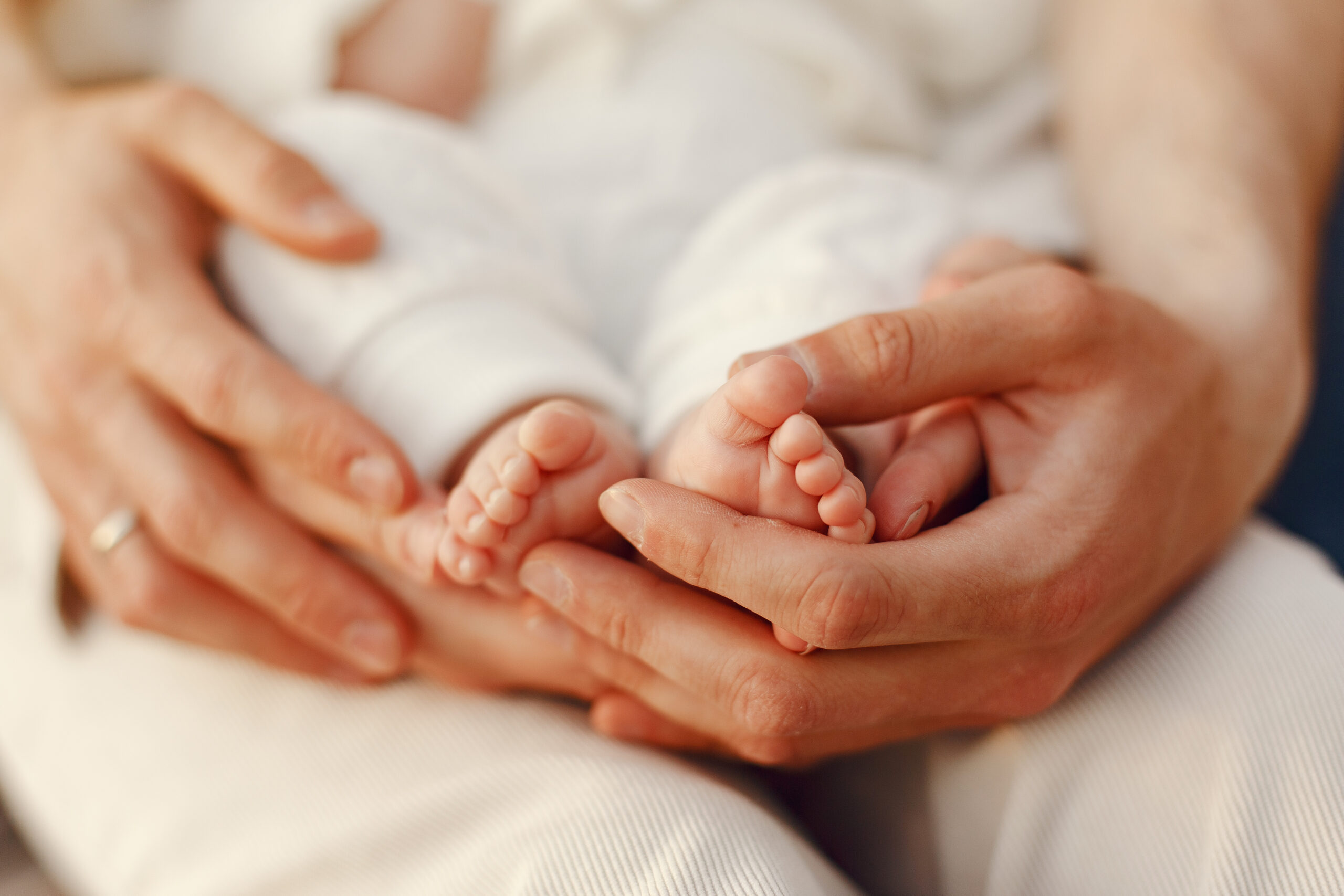 Acolhimento e a rede de apoio desde os primeiros anos de vida são fundamentais para o desenvolvimento infantil e para o bem-estar de toda a família. Foto: Banco de imagens/Magnific.
